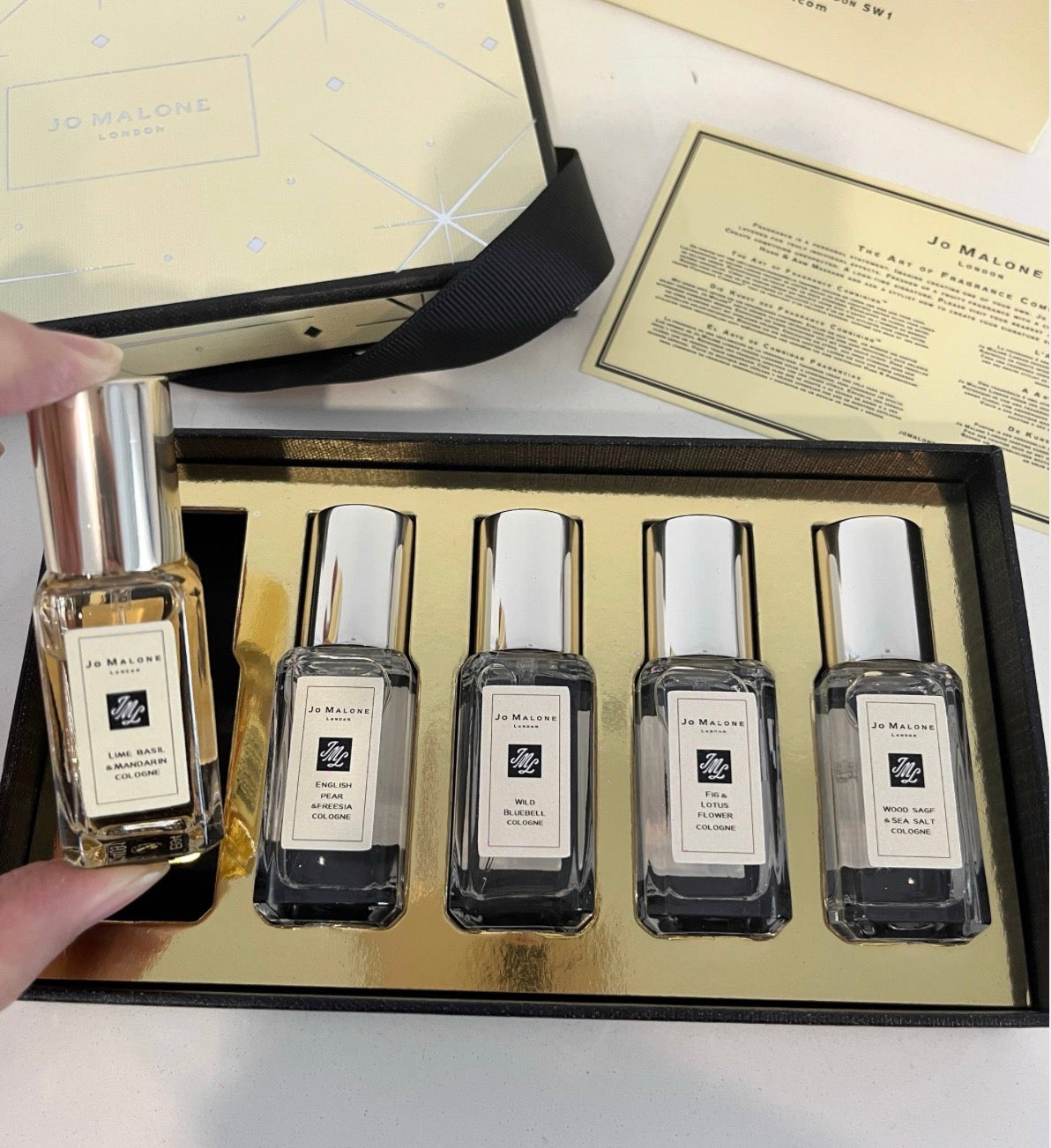JO MALONE SNOWFLAKE EDITION
LIMITED EDITION GIFT BOX SET (5X9ML) WITH PAPER BAG &
RIBBON